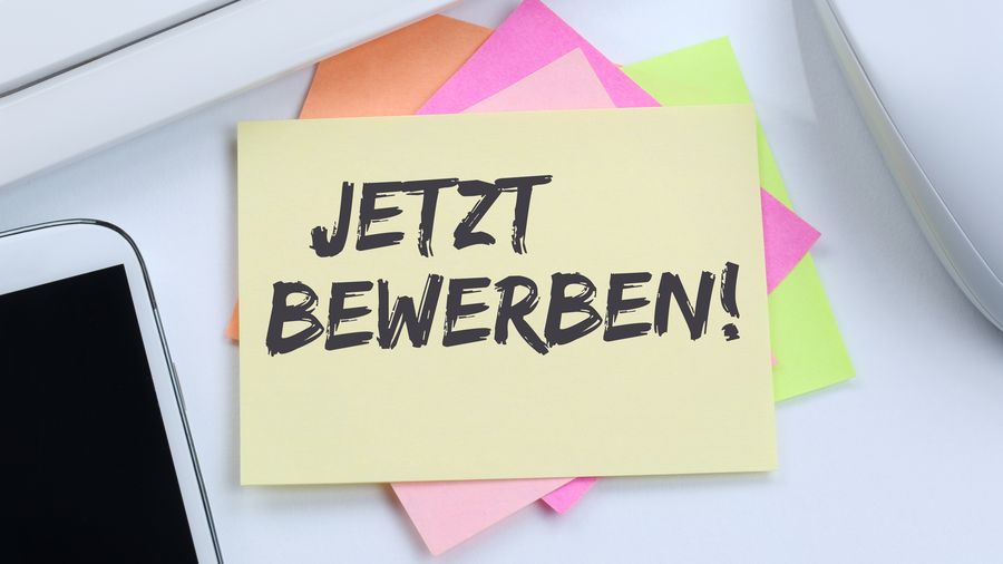 Auf einem Zettel steht "Jetzt bewerben"